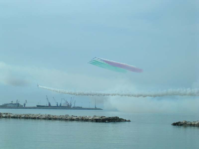 Frecce tricolori a Bari 8-5-2003 bis