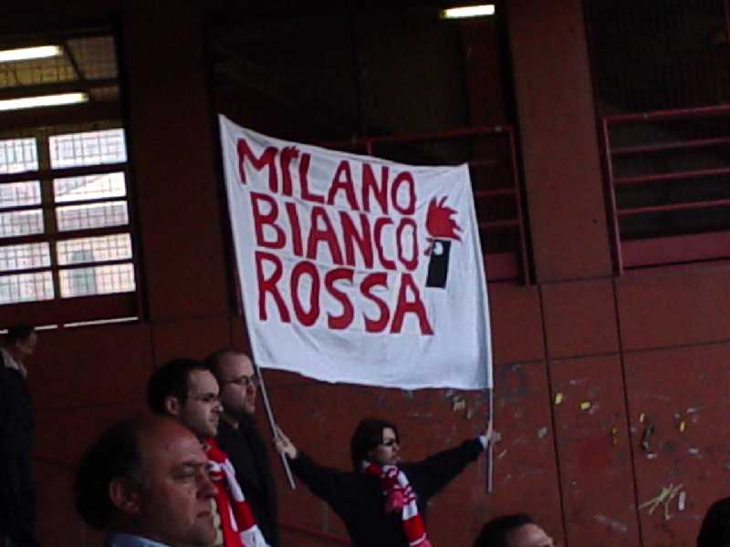 BitontotifaBari e lo stendardo della Milano Biancorossa (Samp-Bari 02-03)